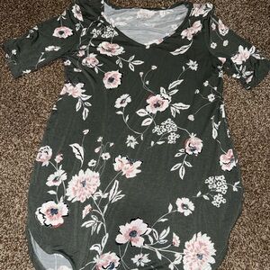 Maurice’s Dark Green Floral V-Neck shirt